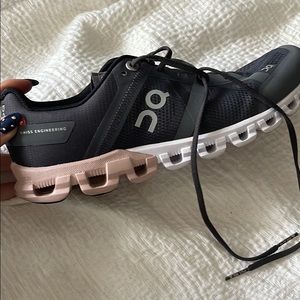 Womens size 6 Oncloud flow